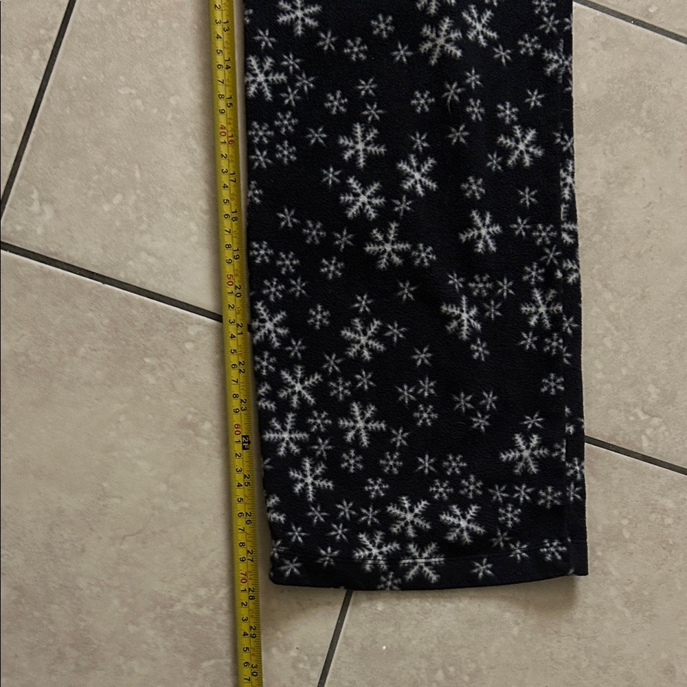 Old Navy Men's Black and White Snowflake Joggers - Picture 9 of 9